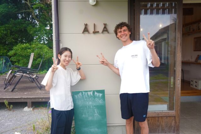 welcom to Tsuno town！

ドイツからバケーションを活用して、日本各地を旅しているゲストにお越しいただきました！

都農町はなんといっても、静か。
滞在中は
部屋でゆっくり過ごしたり、
畑をただただ眺めたり、
滝に癒やされたり。
たぬきとも遭遇したそう！笑

またお会いできることを楽しみにしています。

ーーー
We had a lovely guest from Germany, traveling all around Japan during their vacation!

What stood out most about Tsuno?
The peace and quiet.

During their stay, they…

Relaxed in the cozy trailer room

Spent time just gazing at the fields

Found calm by the waterfall
… and even had a surprise encounter with a tanuki (Japanese raccoon dog)! 😂

We hope to see you again someday—until then, safe travels! 🌿

ーーーーーーーーーーーーーーーーーーーーーーーーー
ーーーー

【ツインルーム】
・ 定員２名、１室8,000円（未就学児は添い寝可能）
・冷蔵庫、テレビつき
・３連泊以上でお得になるウィークリープラン（最大６泊７日、24,000円）もございます

【トレーラーホテル】
・定員３名、１室12,000円（未就学児は添い寝可能）
・ダブルベッド１台、シングルベッド１台をご用意しております
・トイレ、冷蔵庫つき

・ご予約はプロフィール欄のURLからお願いいたします

ーーーーーーーーーーーーーーーーーーーーーーーーー
ーーーー

【まちづくりホステル ALAについて】
宮崎県都農町の耕作放棄地で空き家とトレーラーを再生
⚪︎都農駅🚶6分、都農IC🚗8分の便利なアクセス
⚪︎お子様連れ・女子会に最適なトレーラーホテル
⚪︎仕事もはかどるツインはウィークリープランあり
⚪︎都農町のまちづくり×教育会社イツノマが運営
⚪︎詳細・ご予約はプロフィール欄のURLから
　
ーーーーーーーーーーーーーーーーーーーーーーーーー
ーーーー

#hostelala #まちづくり #地方創生 #宮崎 #都農町
#ホテルステイ #旅するフリーランス #ワーケーション #ゲストハウス #トレーラーハウス #宮崎おでかけ #宮崎観光 #宮崎旅行 #宮崎ドライブ #miyazaki #宮崎ホテル #子連れお出かけスポット #九州旅行 #都農ワイン #女子旅 #女子会 #ワイン好き #JapanTravel #StayInNature #TrailerHouseStay #RuralJapan #LocalExperience #HiddenJapan #TsunoTown #MiyazakiJapan