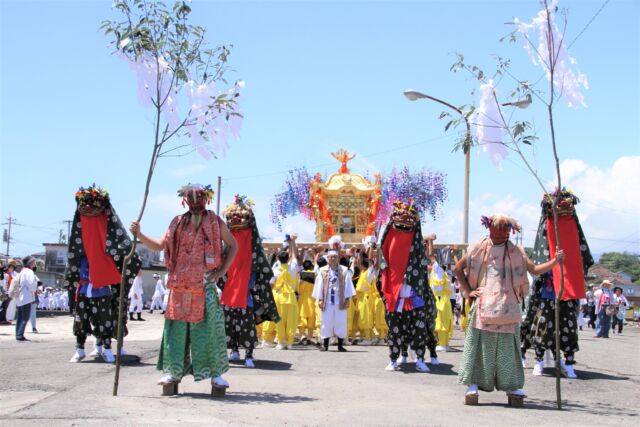 都農町の夏がやってくる

毎年8月1日、2日は都農町の夏祭り。
この時期には、都農町のいたるところから太鼓の音が聞こえてきます。
当日に向けて町の温度が高くなっていくのです🔥

2日目には宮入りや太鼓台同士のぶつかり合いが見れて、圧巻！

ーーー
Summer is Coming to Tsuno Town

Every year on August 1st and 2nd, Tsuno Town celebrates its summer festival.
During this time, you can hear the sound of drums echoing from all over the town.
As the day of the festival approaches, the excitement and energy in the town heat up! 🔥

On the second day, you can witness the breathtaking sight of the Miyairi (shrine procession) and intense drum float clashes — a truly powerful experience!

ーーーーーーーーーーーーーーーーーーーーーーーーー
ーーーー

【ツインルーム】
・ 定員２名、１室8,000円（未就学児は添い寝可能）
・冷蔵庫、テレビつき
・３連泊以上でお得になるウィークリープラン（最大６泊７日、24,000円）もございます

【トレーラーホテル】
・定員３名、１室12,000円（未就学児は添い寝可能）
・ダブルベッド１台、シングルベッド１台をご用意しております
・トイレ、冷蔵庫つき

・ご予約はプロフィール欄のURLからお願いいたします

ーーーーーーーーーーーーーーーーーーーーーーーーー
ーーーー

【まちづくりホステル ALAについて】
宮崎県都農町の耕作放棄地で空き家とトレーラーを再生
⚪︎都農駅🚶6分、都農IC🚗8分の便利なアクセス
⚪︎お子様連れ・女子会に最適なトレーラーホテル
⚪︎仕事もはかどるツインはウィークリープランあり
⚪︎都農町のまちづくり×教育会社イツノマが運営
⚪︎詳細・ご予約はプロフィール欄のURLから
　
ーーーーーーーーーーーーーーーーーーーーーーーーー
ーーーー

#hostelala #まちづくり #地方創生 #宮崎 #都農町
#ホテルステイ #旅するフリーランス #ワーケーション #ゲストハウス #トレーラーハウス #宮崎おでかけ #宮崎観光 #宮崎旅行 #宮崎ドライブ #miyazaki #宮崎ホテル #子連れお出かけスポット #九州旅行 #都農ワイン #女子旅 #女子会 #ワイン好き #JapanTravel #StayInNature #TrailerHouseStay #RuralJapan #LocalExperience #HiddenJapan #TsunoTown #MiyazakiJapan